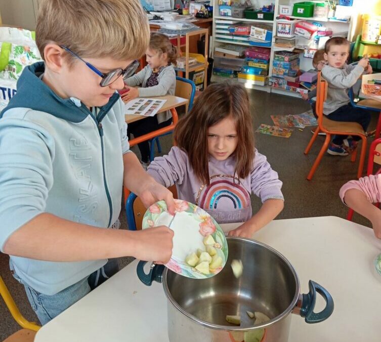 Préparation de la compote à l’école